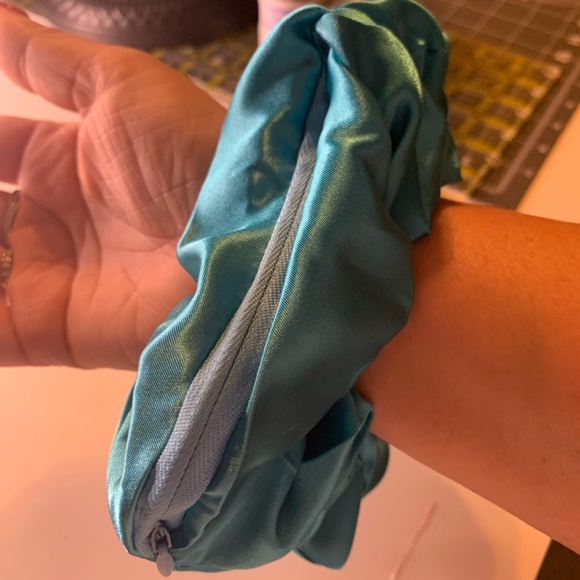Large turquoise pocket scrunchie. - Picture 4 of 4